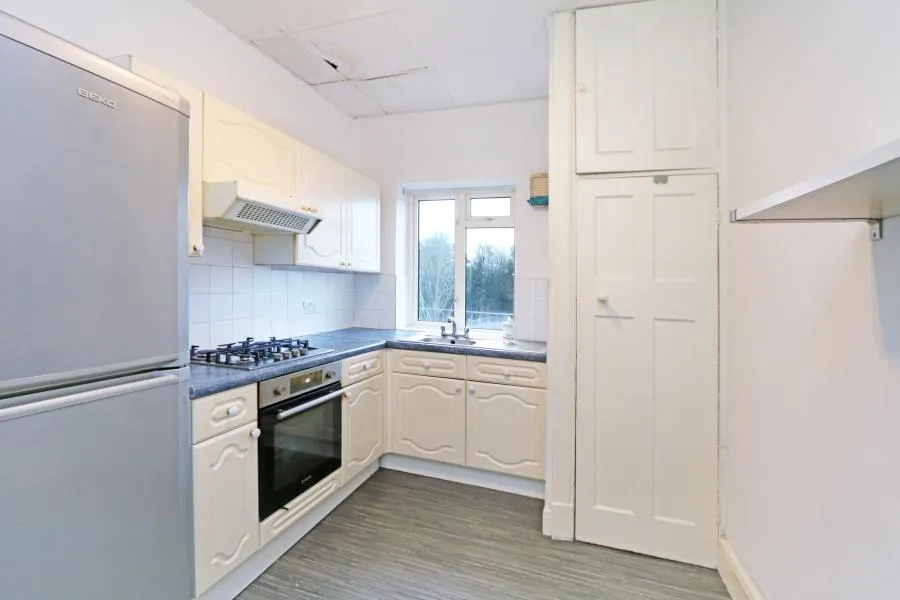 Castle Parade, Ewell, KT17, photo 2