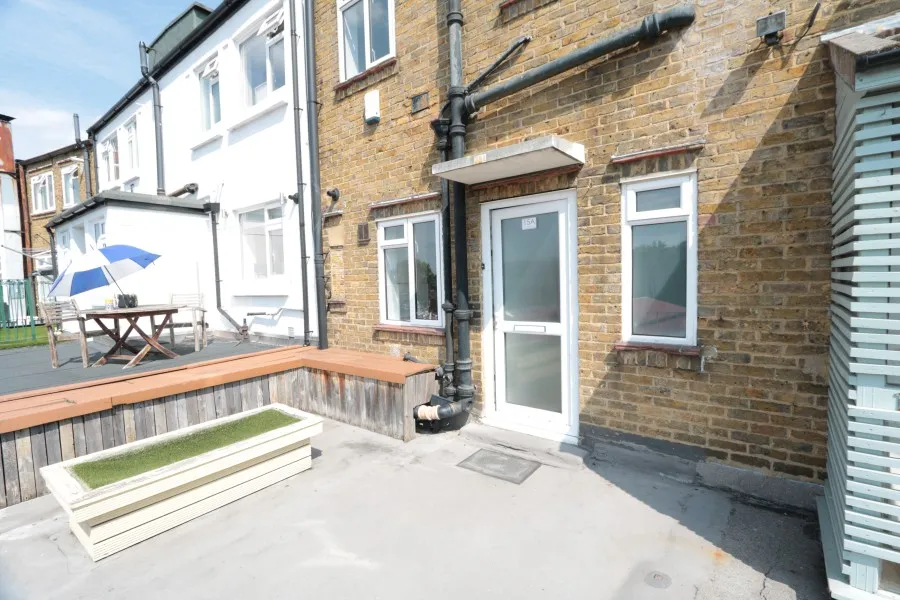 2 bed flat to rent, Castle Parade, Ewell, KT17