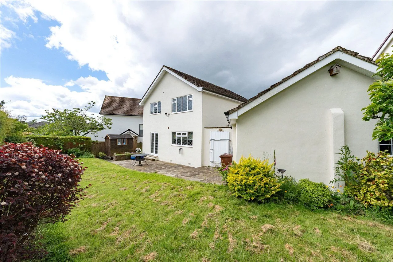 Renton Lea, Guiseley, LS20, photo 2