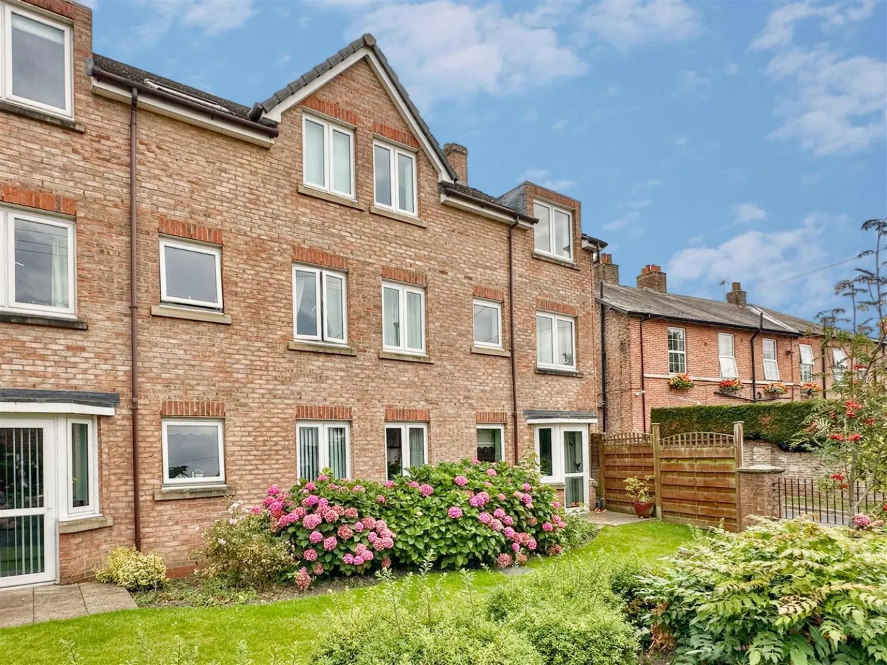 1 bed flat for sale, Belfry Court, The Village, YO32