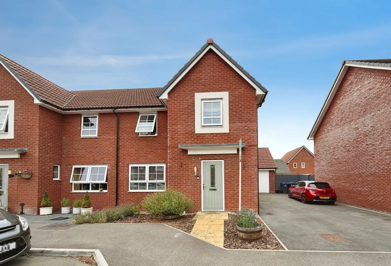 4 bed house for sale — Mays Drive, Westbury