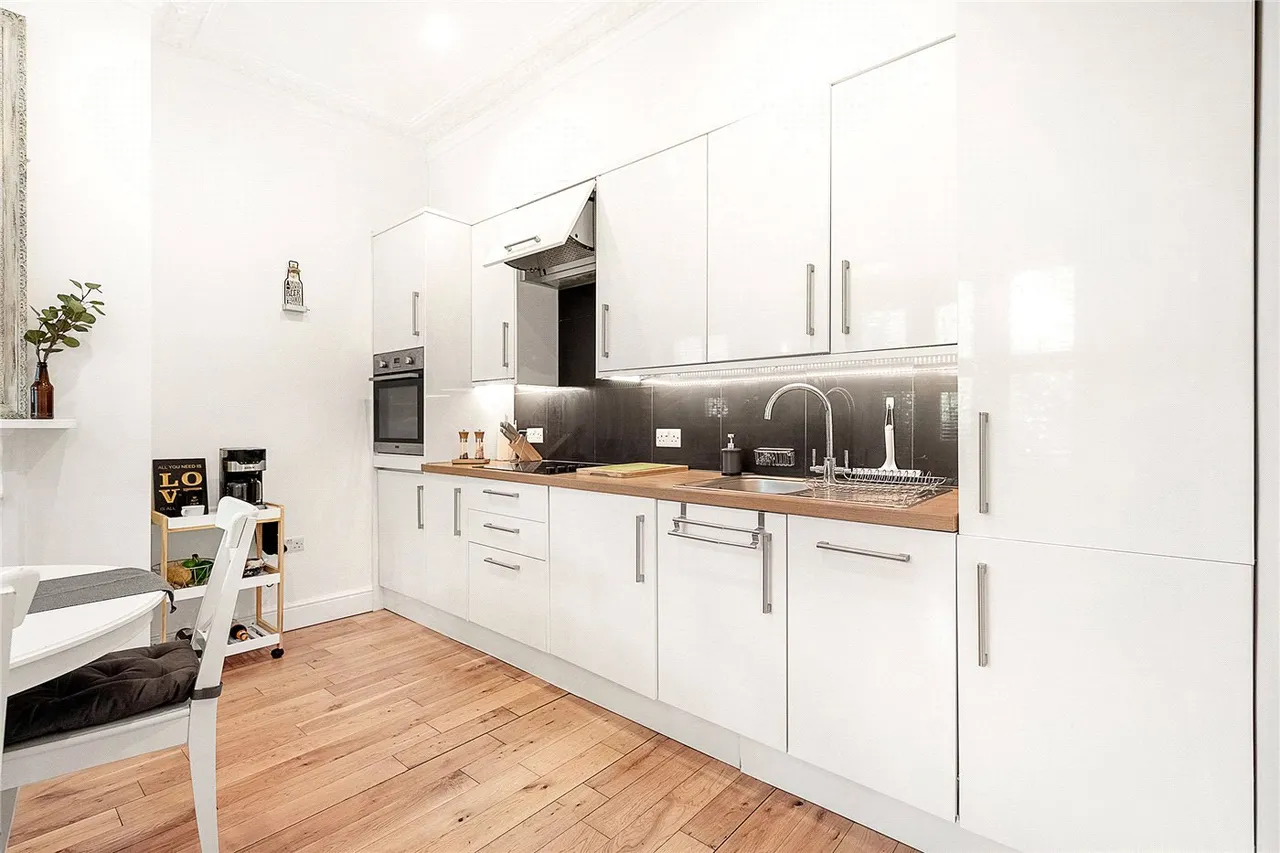 Goldhawk Road, London, W6, photo 2