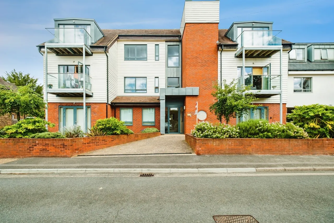 2 bed flat for sale — Denne Parade, Horsham