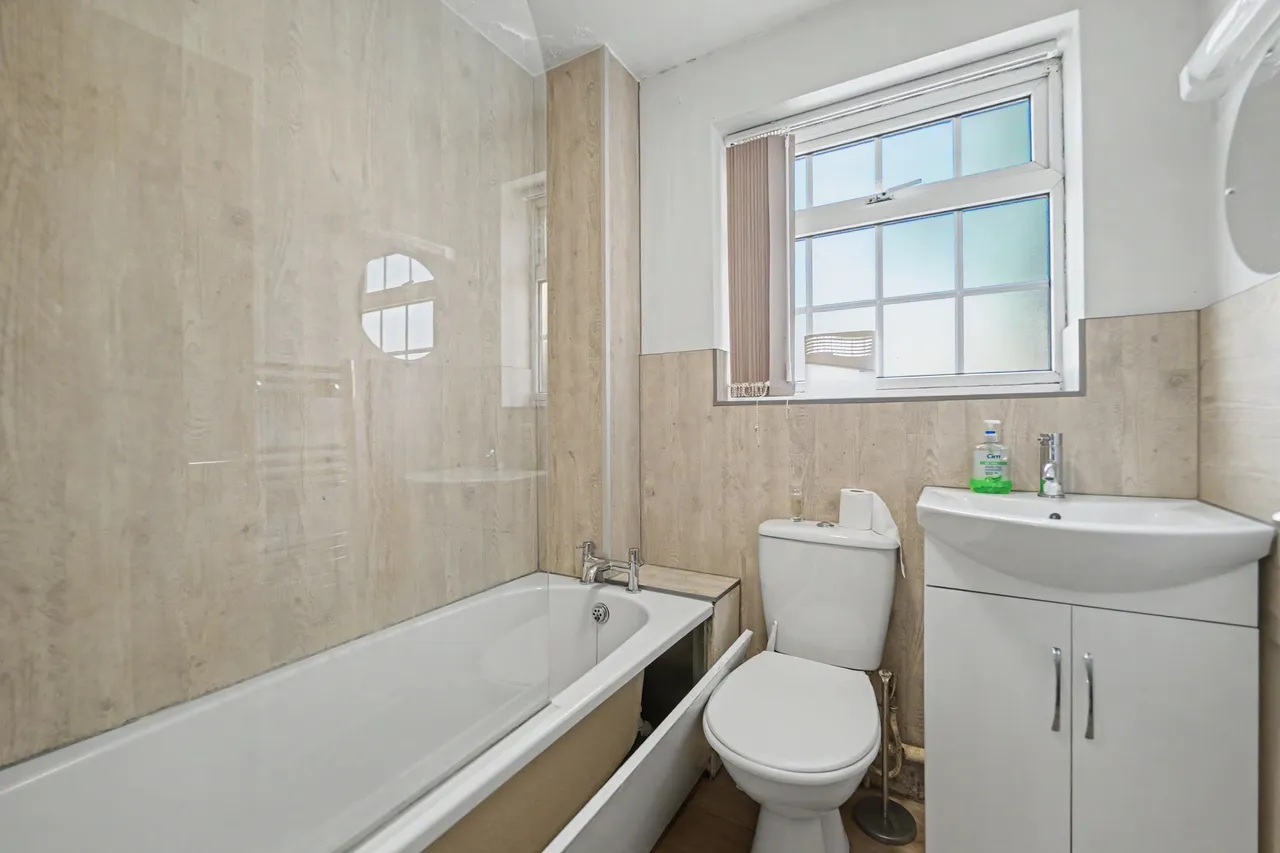 St. Marys Road, Hampton Court, LE16, photo 4