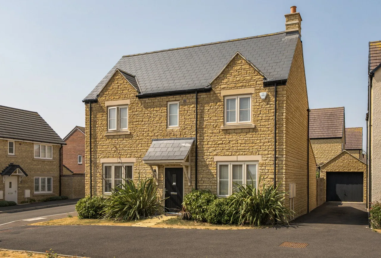 4 bed house for sale — Spitfire Drive, Witney, OX29 7BF