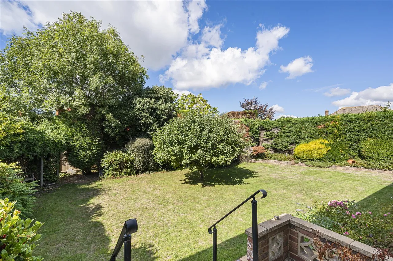 Fairways Close, Seaford, photo 32