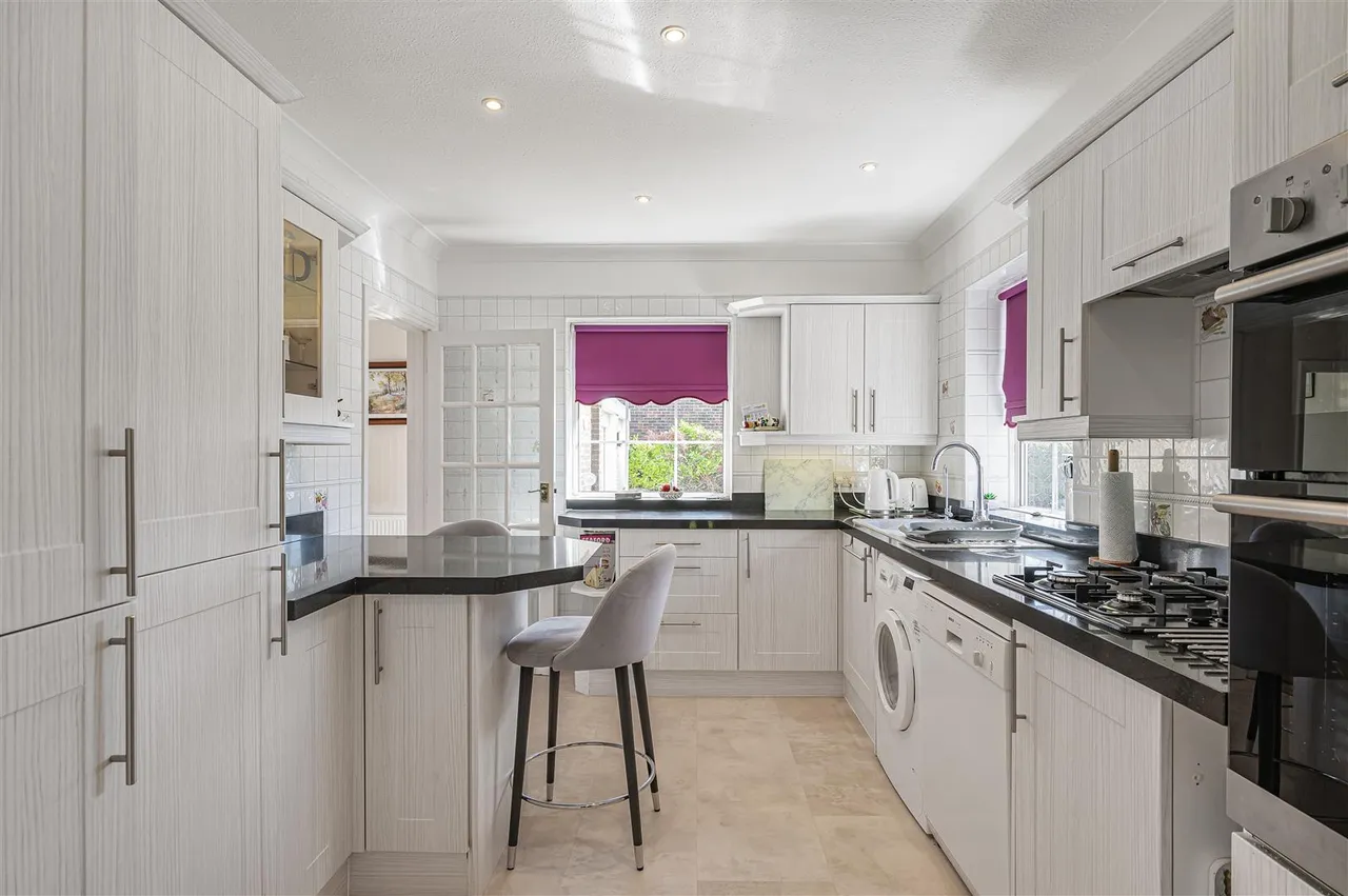Fairways Close, Seaford, photo 3