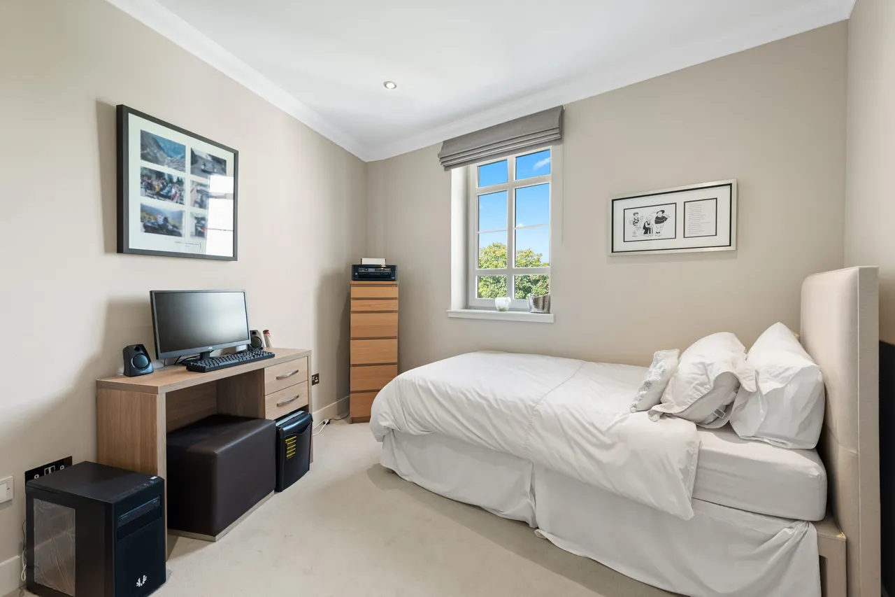 Sandringham Court, Newton Mearns, photo 14