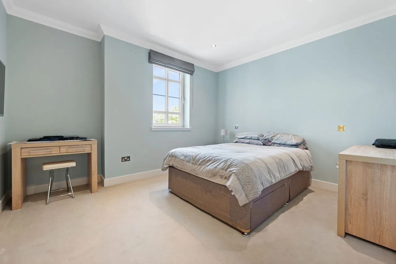 Sandringham Court, Newton Mearns, photo 13