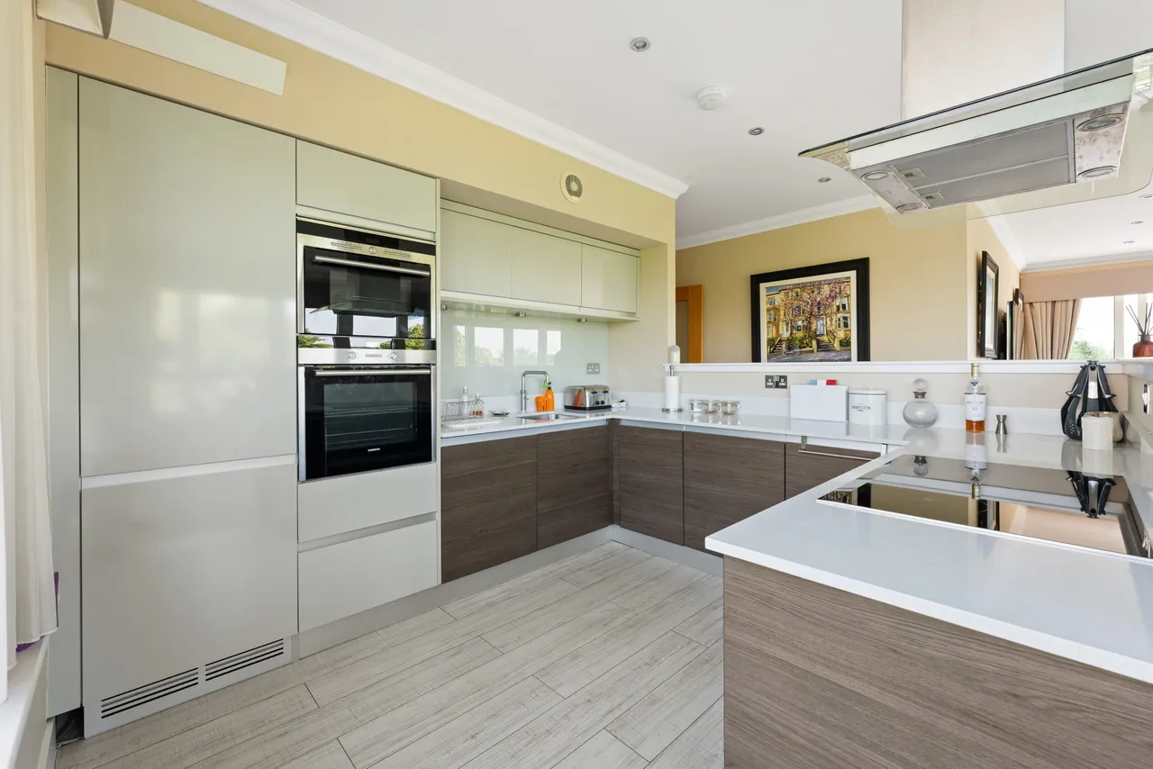 Sandringham Court, Newton Mearns, photo 8