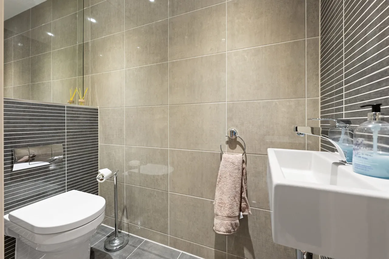 Sandringham Court, Newton Mearns, photo 9