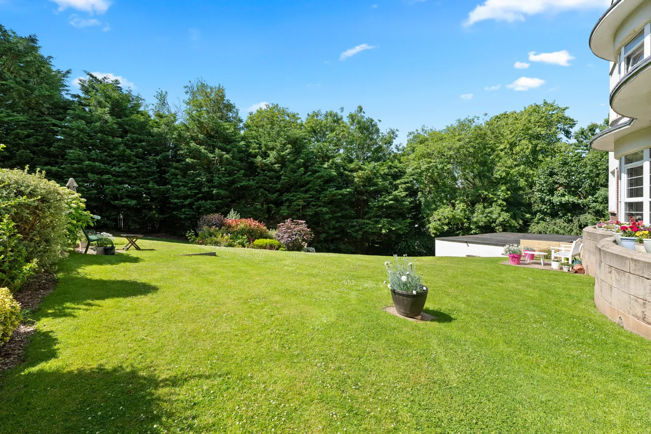 Sandringham Court, Newton Mearns, photo 16
