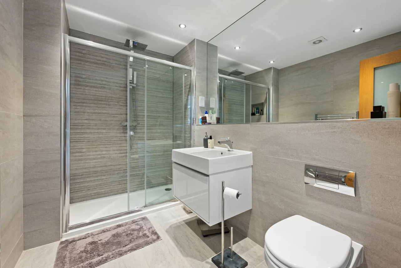 Sandringham Court, Newton Mearns, photo 15