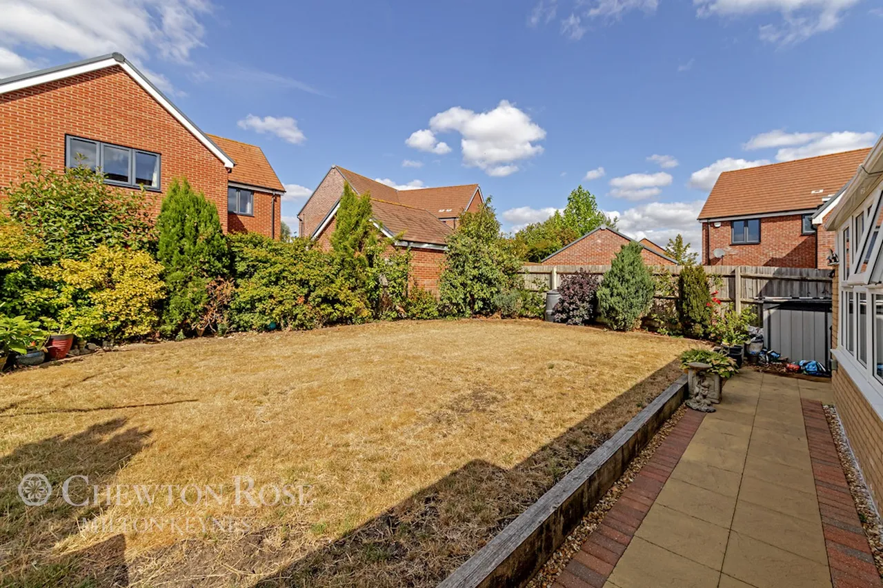 Folkes Road, Wootton, photo 29