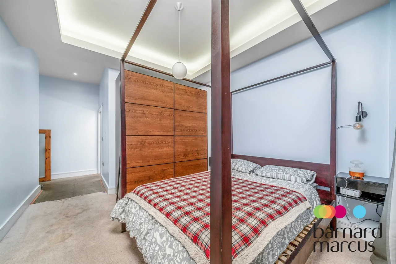 High Road, London, N12, photo 14
