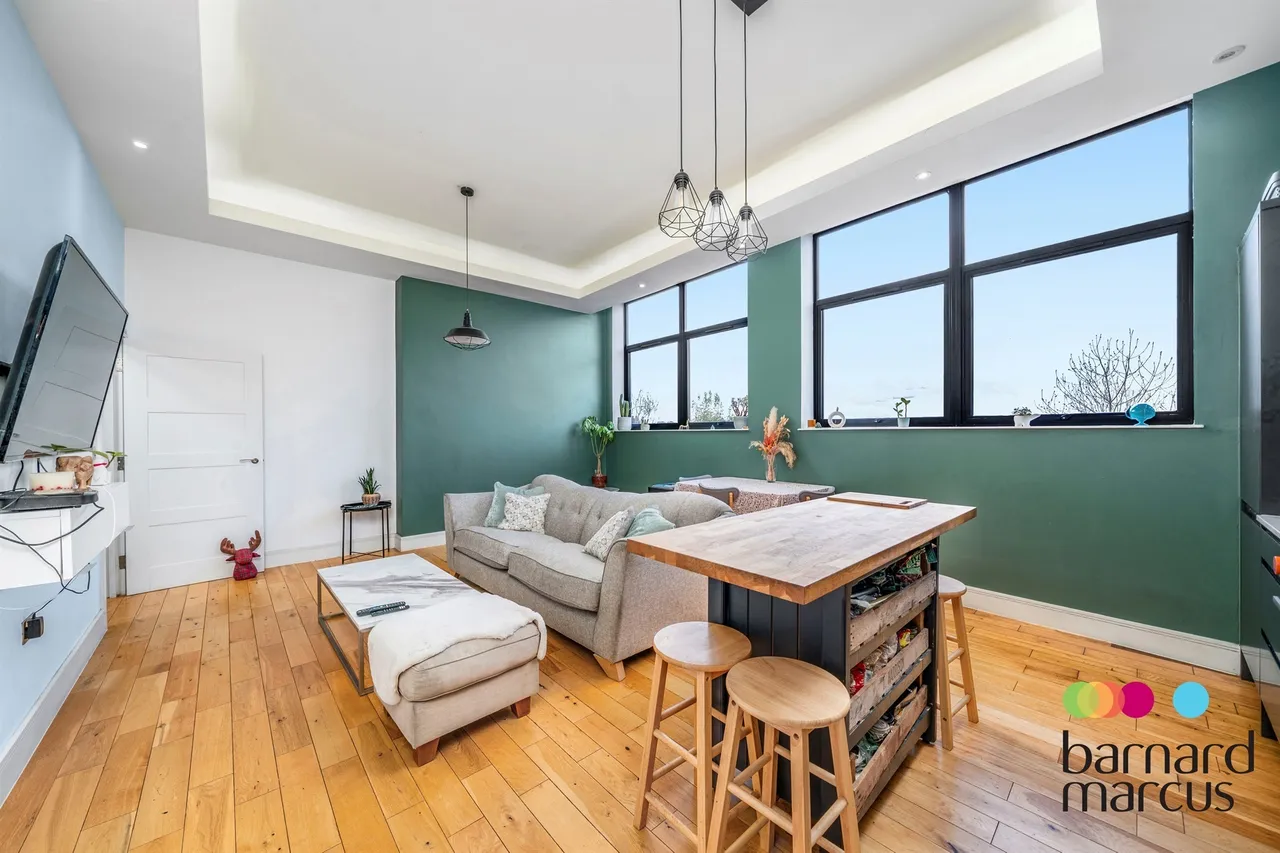 High Road, London, N12, photo 11