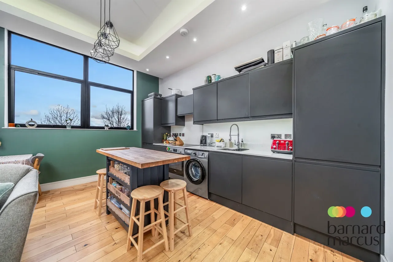 2 bed flat for sale, High Road, London, N12