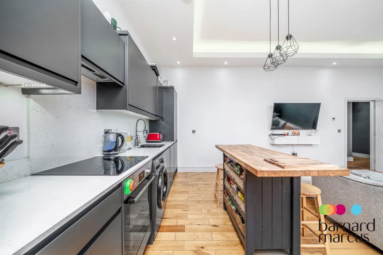 High Road, London, N12, photo 12