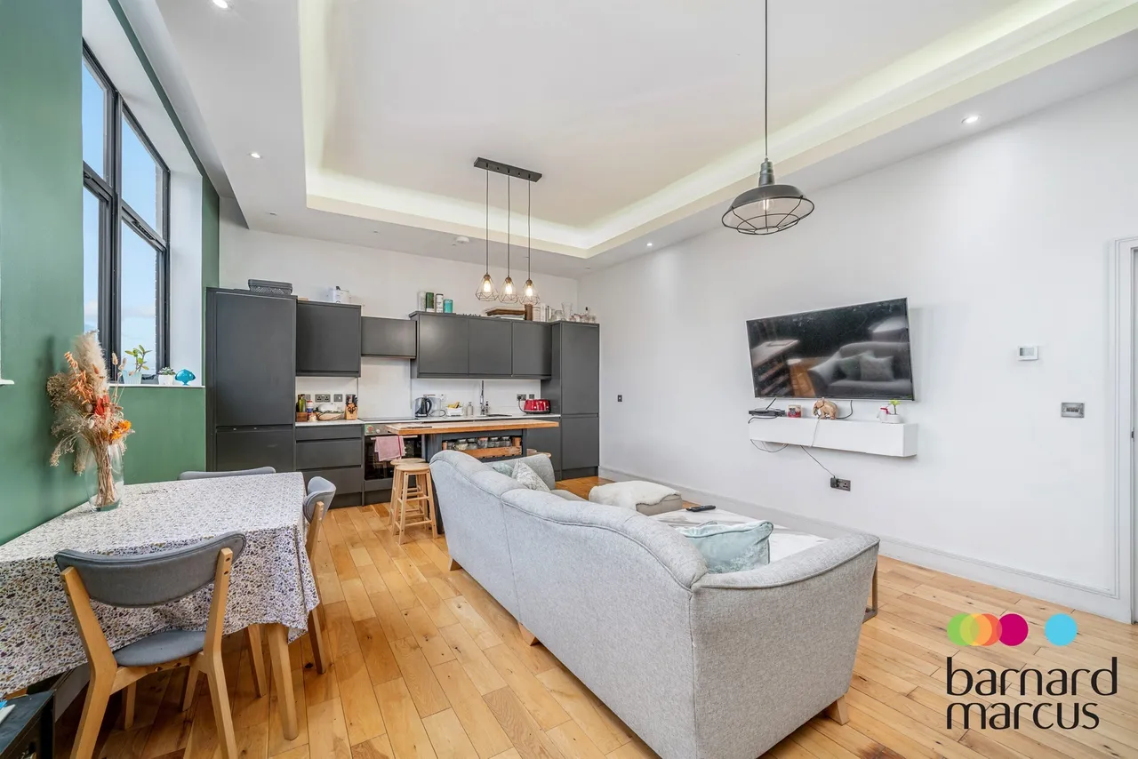 High Road, London, N12, photo 10