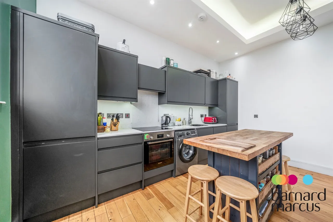 High Road, London, N12, photo 5