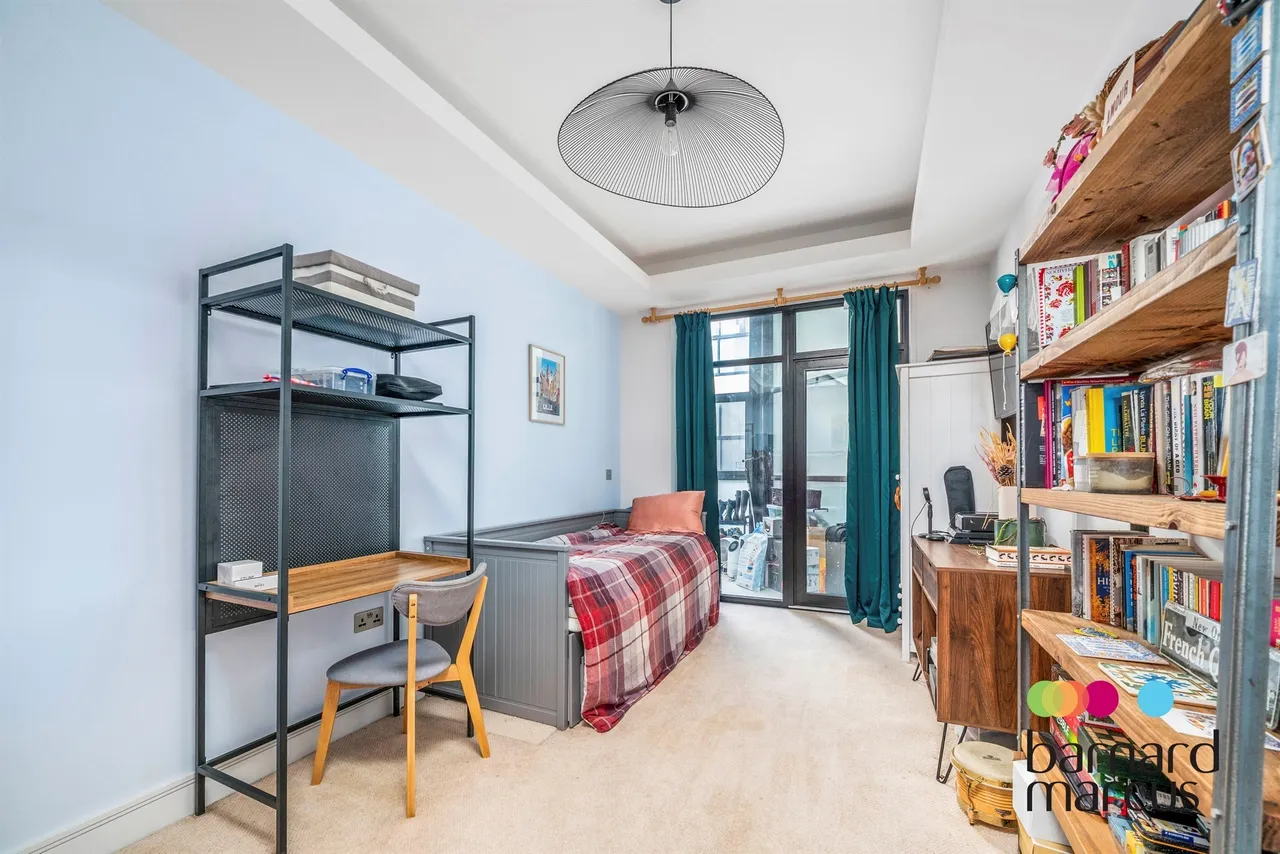 High Road, London, N12, photo 6