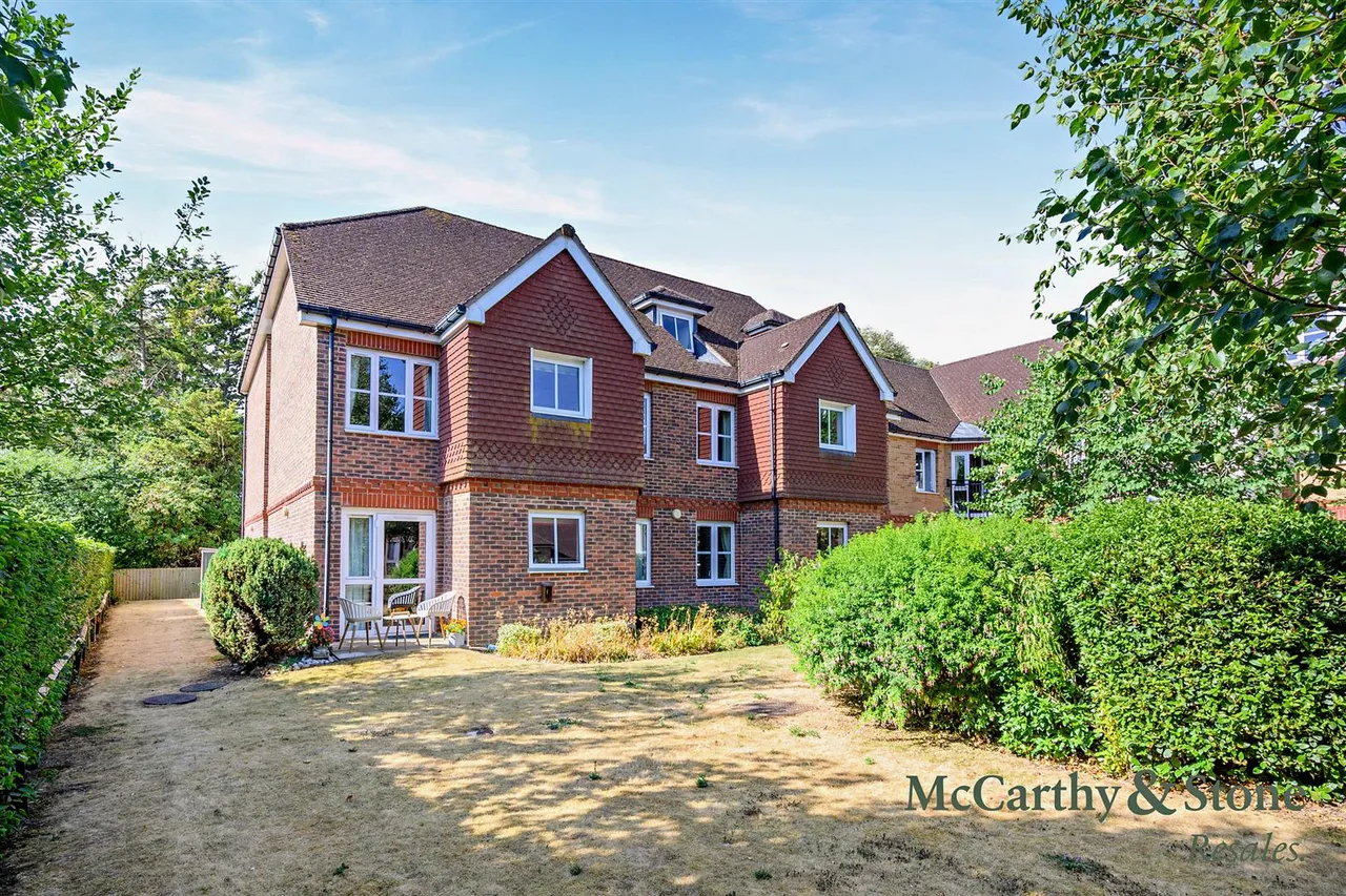 2 bed flat for sale, Buckingham Road, Brackley, NN13