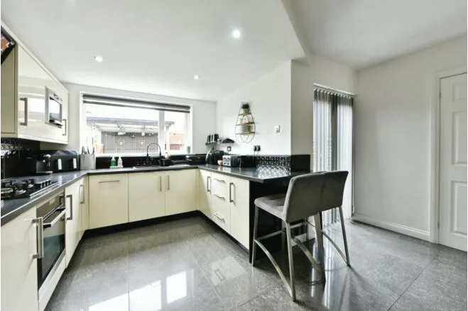 Arnold Drive, Manchester, photo 12