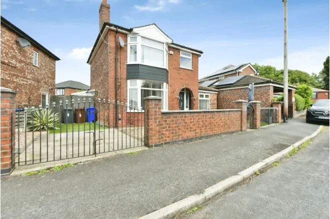 3 bed house for sale — Arnold Drive, Manchester