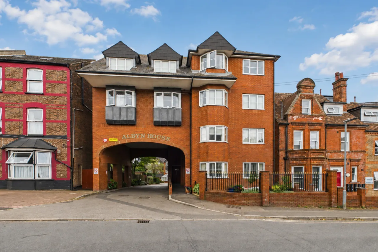 2 bed flat for sale, Alexandra Road, Old Town, HP2