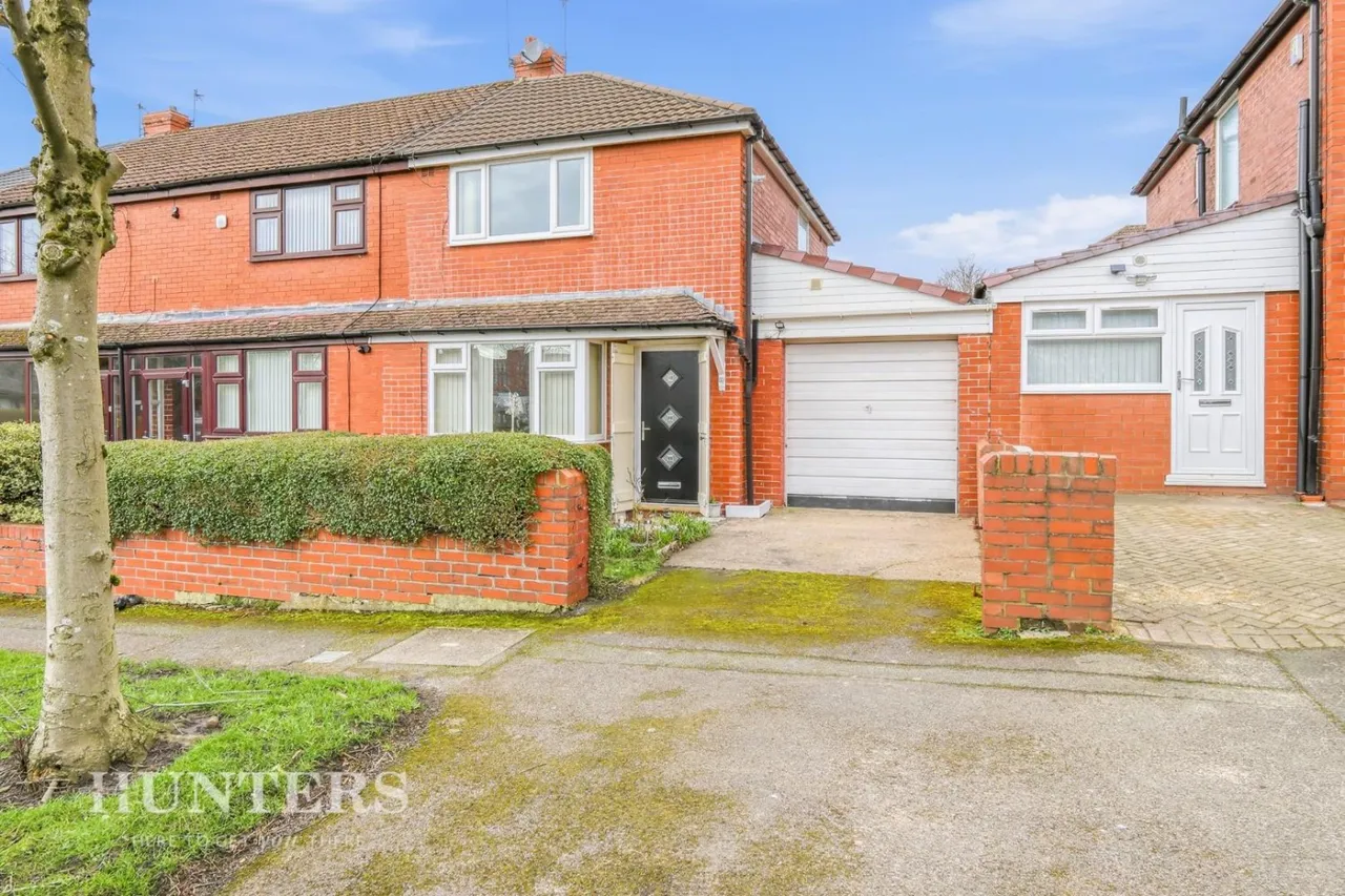 2 bed house for sale — College Avenue, Oldham
