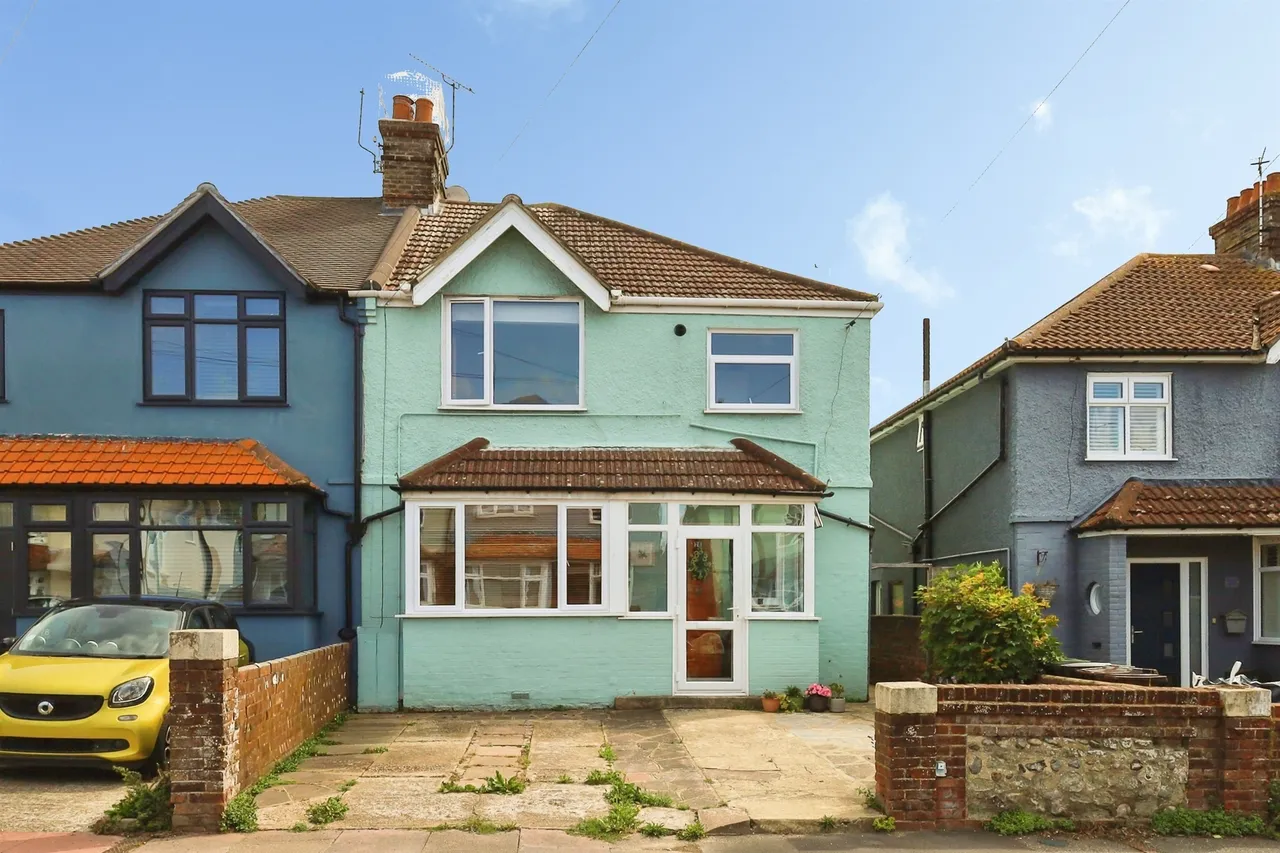 3 bed house for sale — St. Philips Avenue, Eastbourne