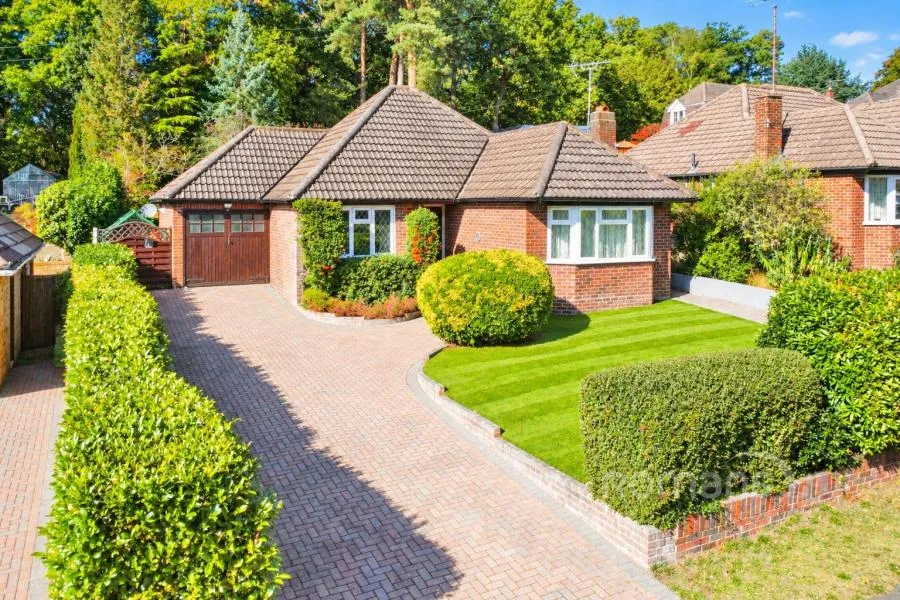 2 bed house for sale, Broom Acres, Sandhurst, GU47