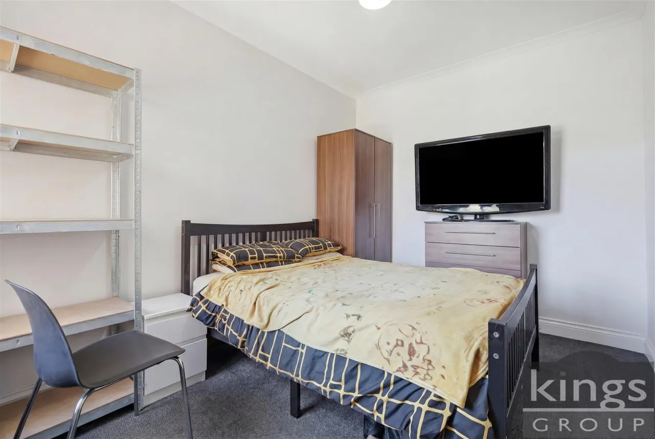 Millais Road, Enfield, photo 6