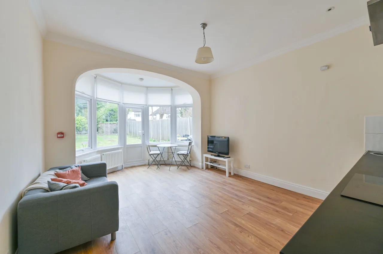 Flat 2, 33 Drewstead Road, London, photo 2