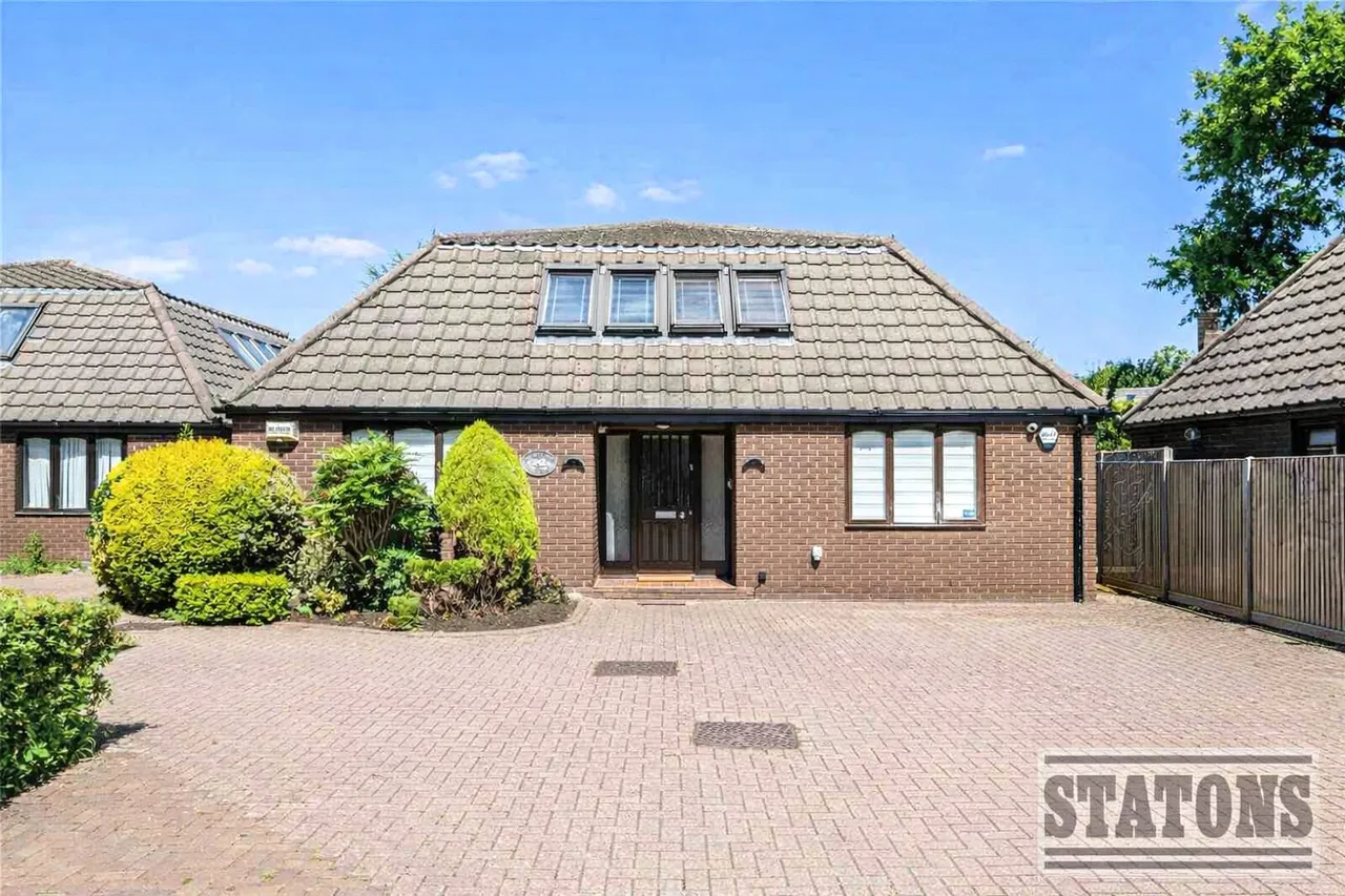 3 bed house for sale — Woodridge Close, Enfield, EN2 8HJ