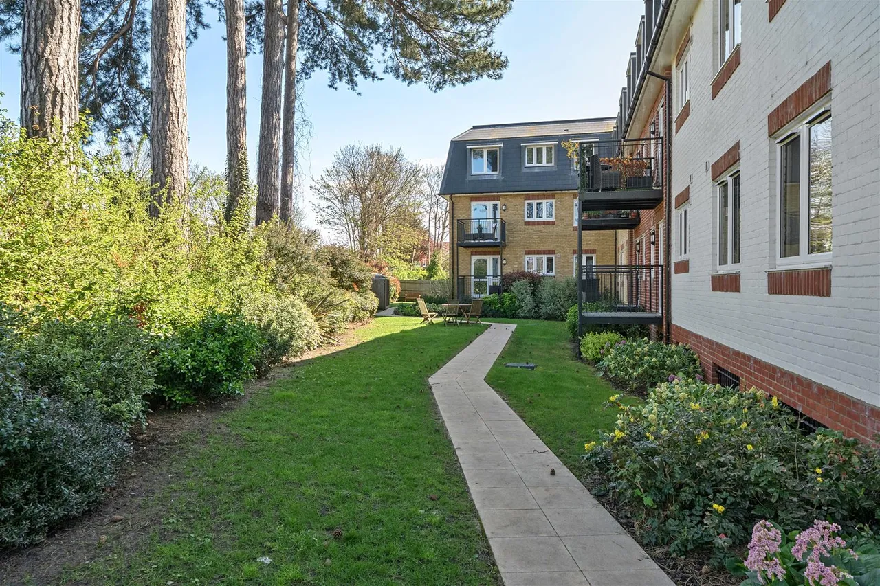 Thorpe Road, Staines-Upon-Thames, TW18, photo 3