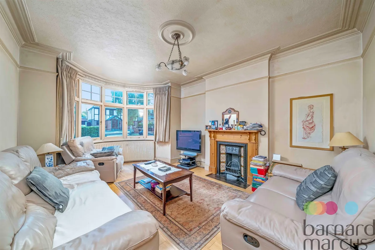 Ravensdale Avenue, London, photo 2