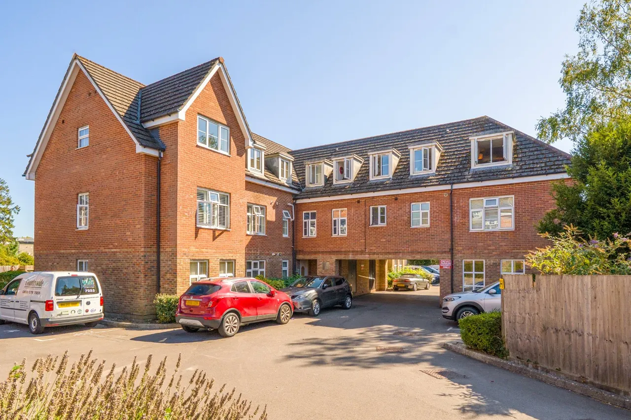 2 bed flat for sale, Station Road, Park Gate, SO31