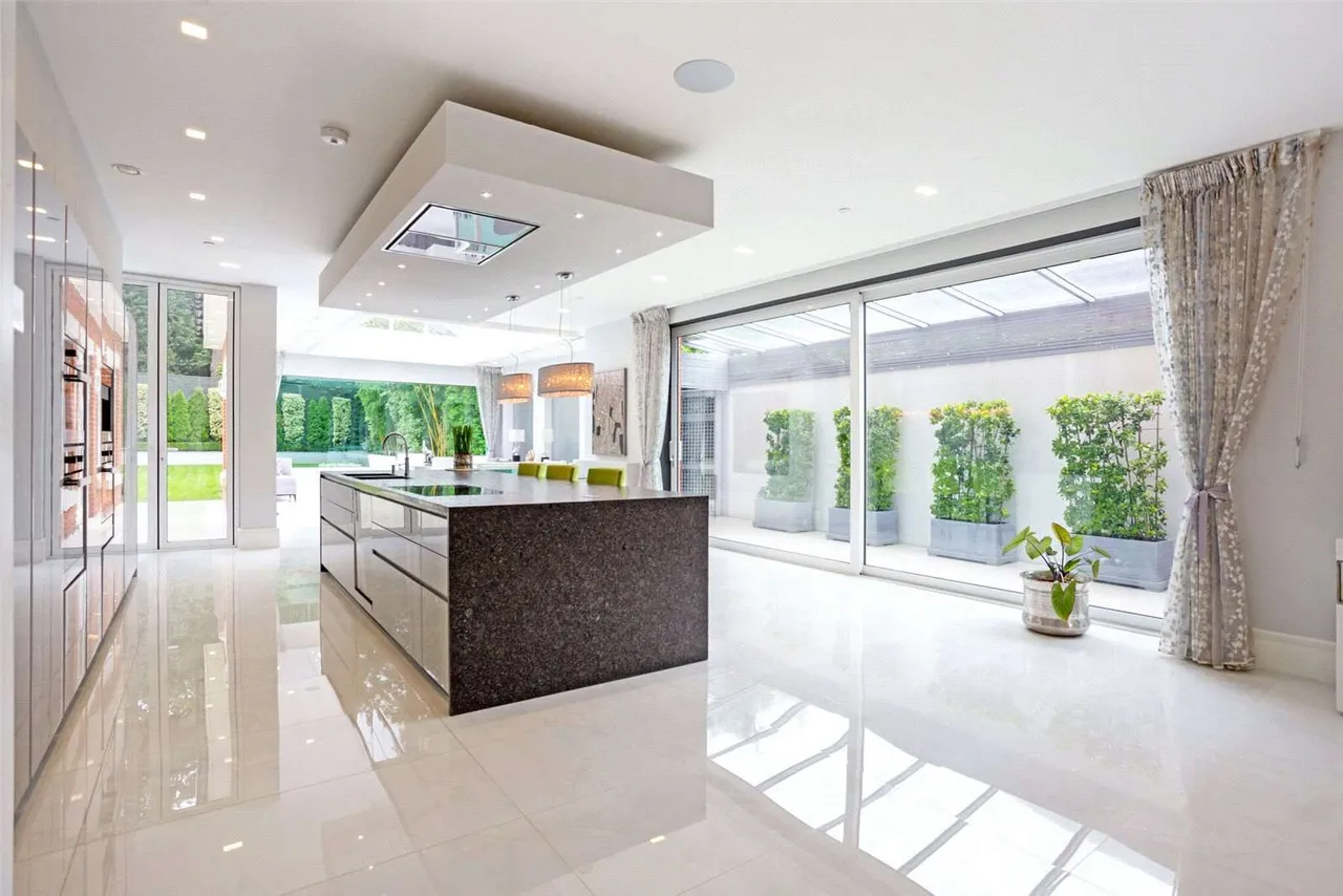Coombe Park, Kingston upon Thames, Surrey, KT2 7JB, photo 2