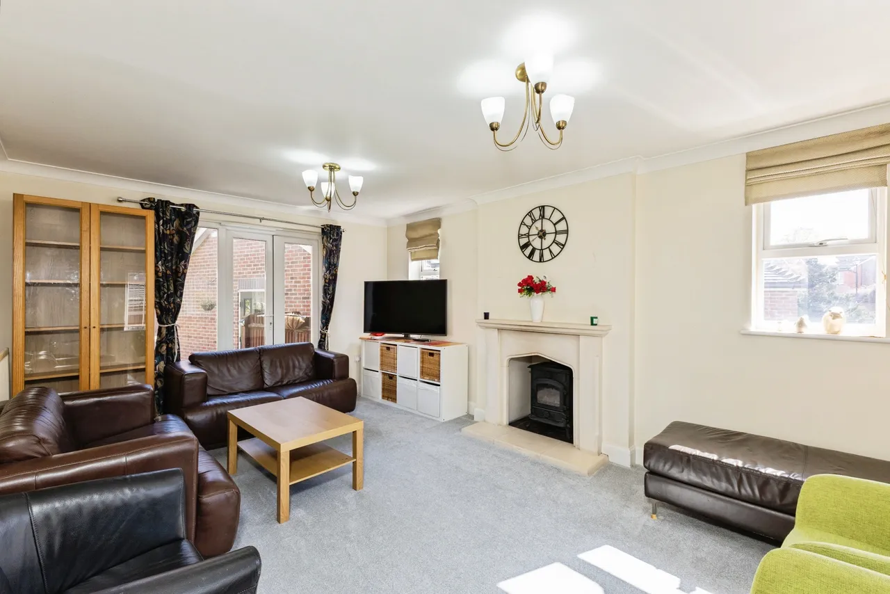 Leonardslee Crescent, Newbury, RG14, photo 2