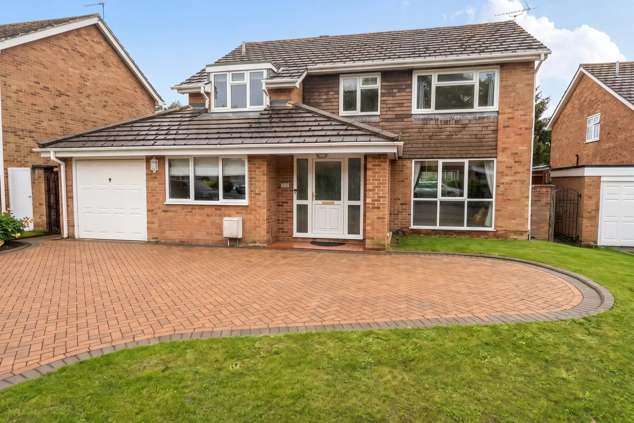 4 bed house for sale — GENEROUSLY PROPORTIONED NEWMARKET HOME