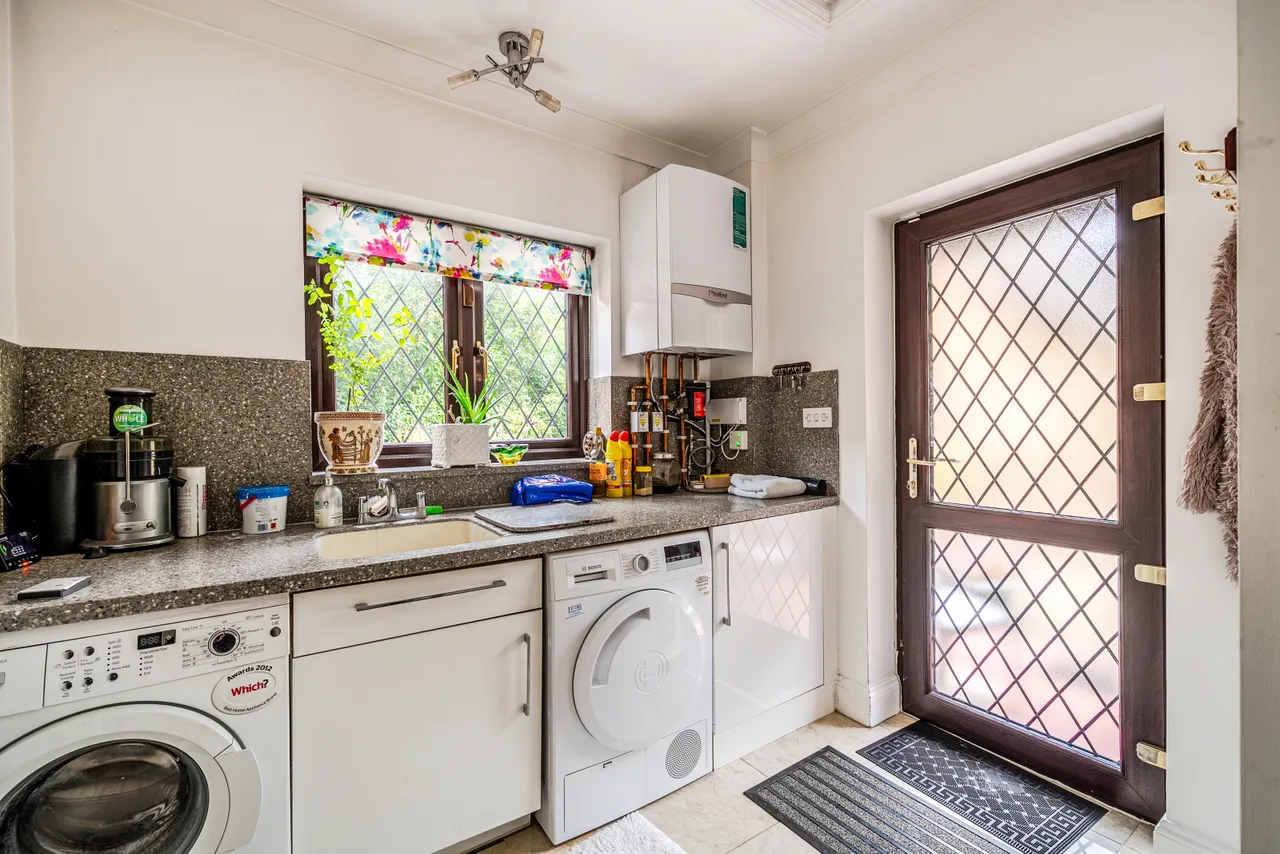 Templewood Lane, Farnham Common, SL2, photo 29