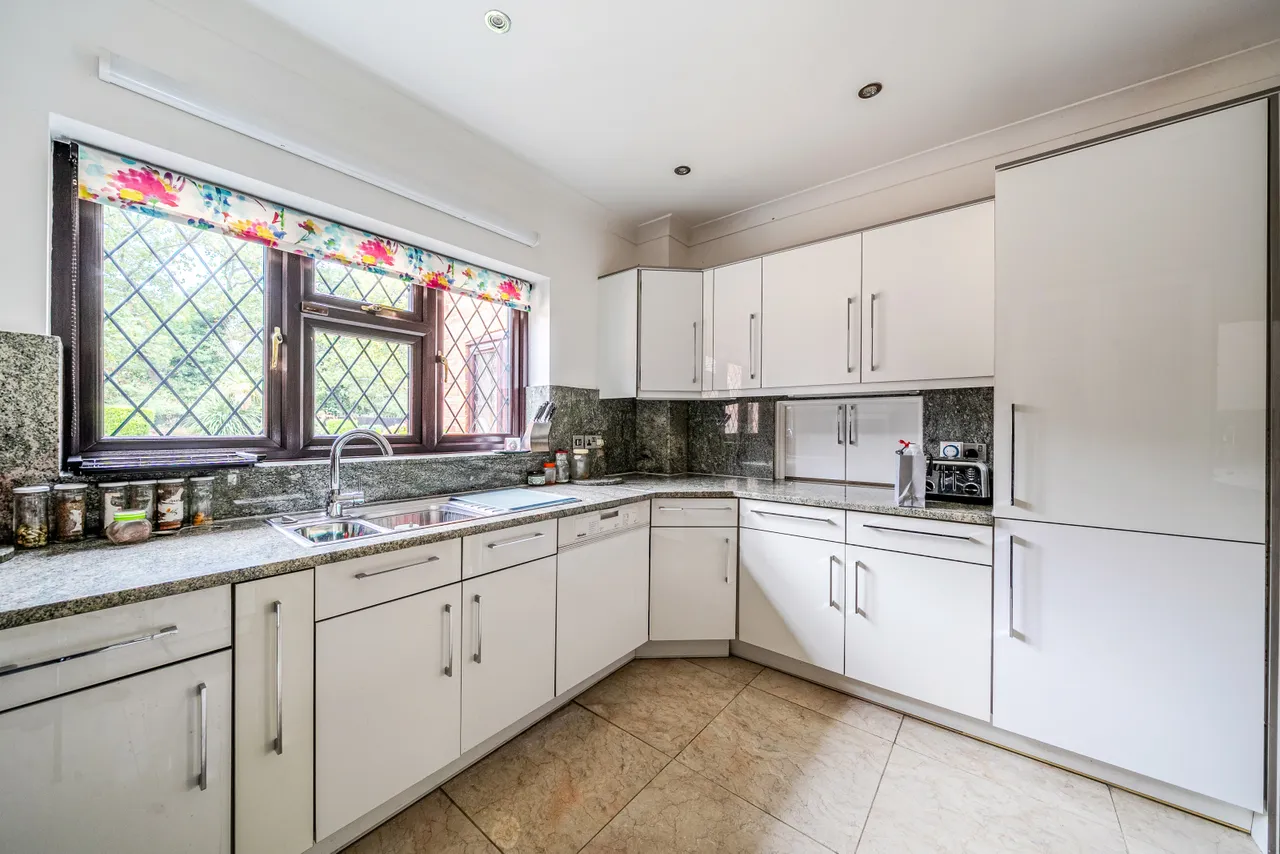 Templewood Lane, Farnham Common, SL2, photo 30