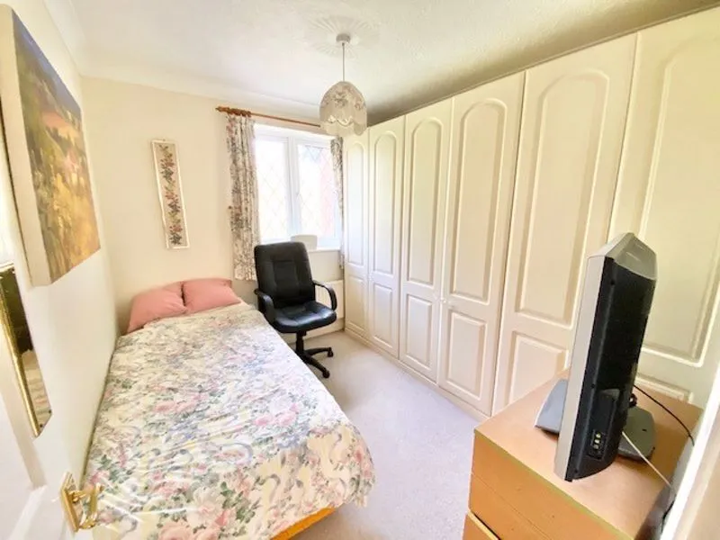 Groves Close, Bourne End SL8 5JP, photo 10