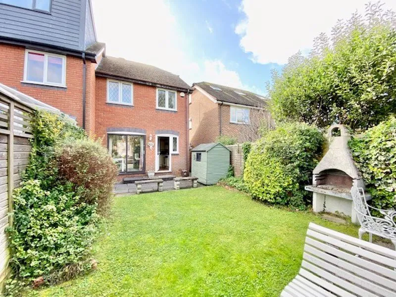 Groves Close, Bourne End SL8 5JP, photo 2