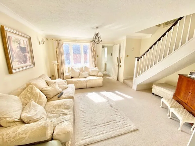 Groves Close, Bourne End SL8 5JP, photo 4