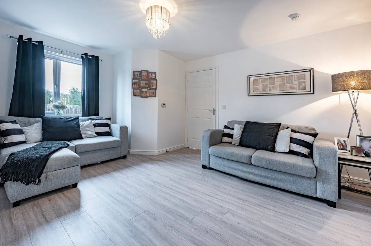 Haining Wynd, Muirhead, G69, photo 2