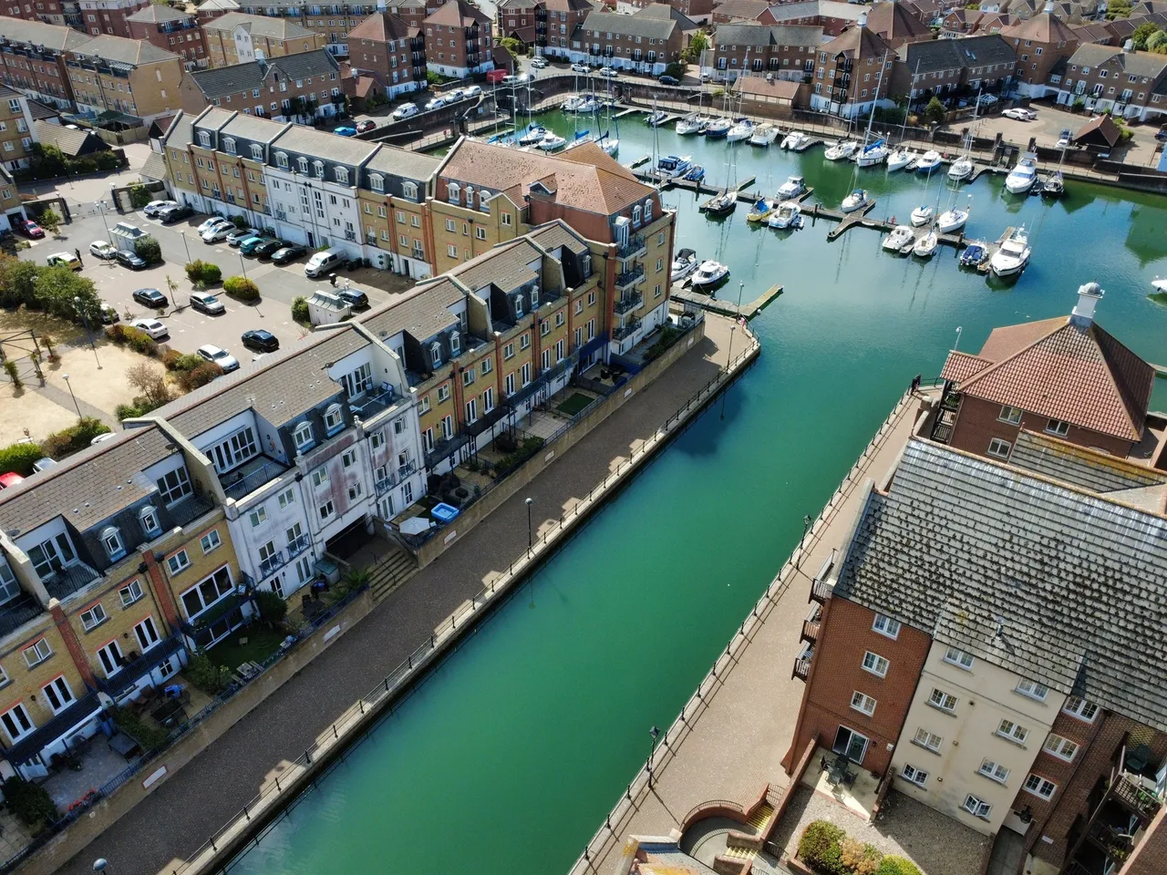 The Piazza, Eastbourne, photo 3