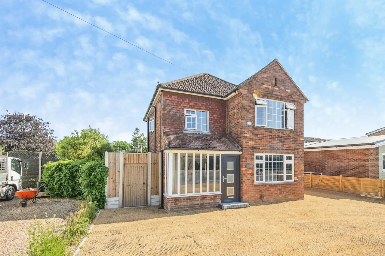 3 bed house for sale — London Road, Stanway, Colchester