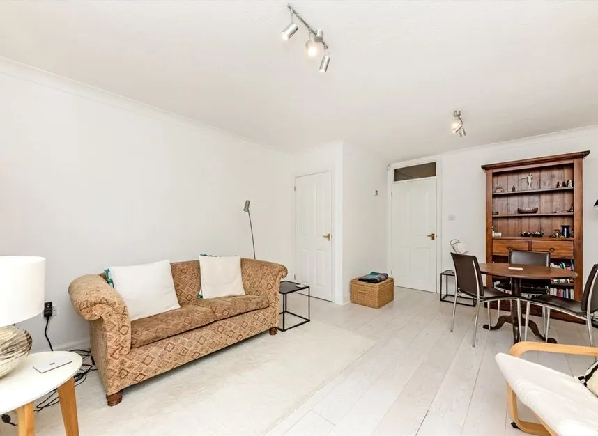 Manor House Way, Isleworth, TW7, photo 3